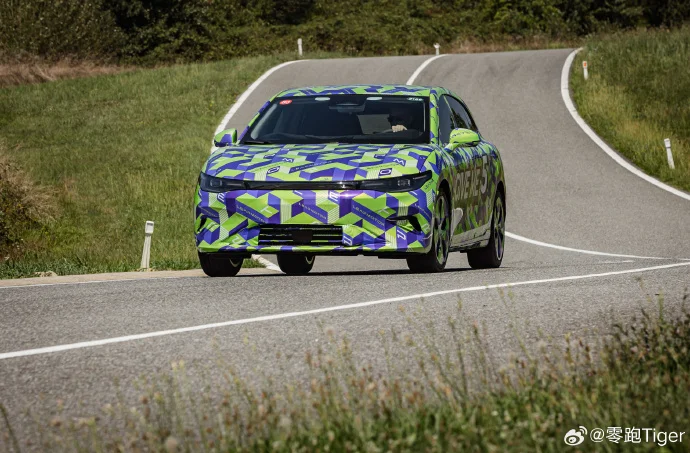 零跑Lafa5偽裝車曝光：寬車身，運(yùn)動(dòng)范，9月8日亮相