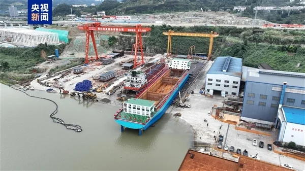 全球最大內(nèi)河萬(wàn)噸級(jí)純電動(dòng)運(yùn)輸船下水：2.4萬(wàn)度電 續(xù)航500公里