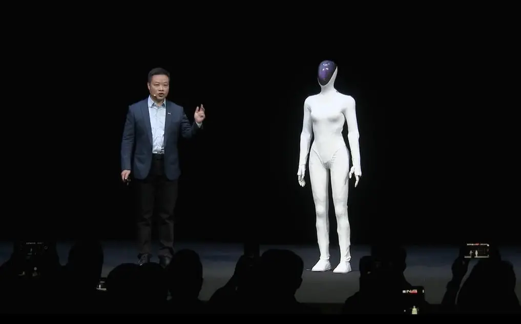 小鵬新一代人形機器人IRON亮相：首推女性形態(tài)，目標(biāo)2026年規(guī)模量產(chǎn)